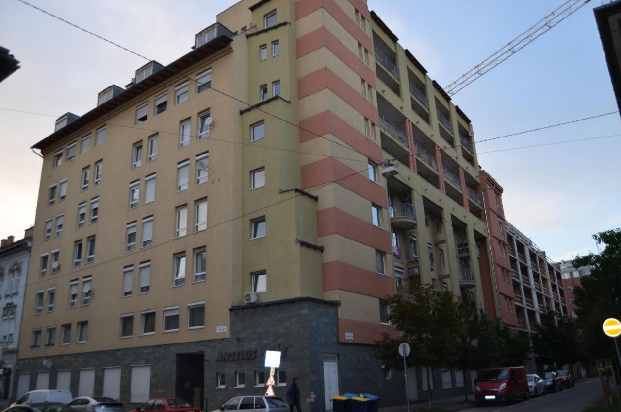 Flat At The Edge Of The Center + Parking Lägenhet Budapest Exteriör bild
